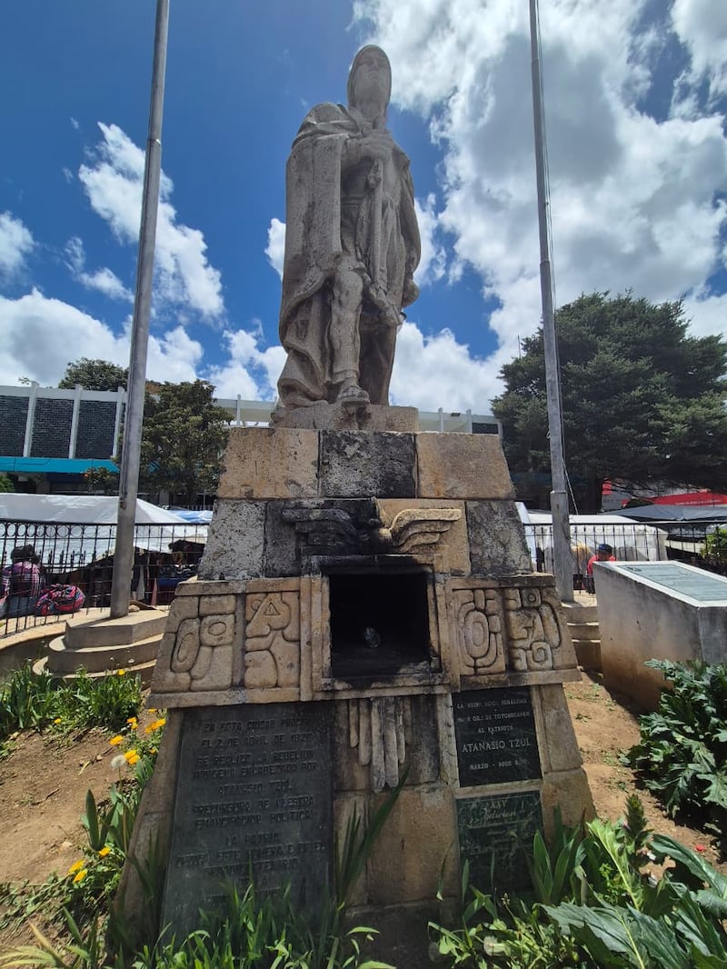 El monumento a Atanasio Tzul, se encuentra ubicado a un extremo del parque la Unión, está circulado con barandas y a su alrededor cuenta con un pequeño jardín y plaquetas. Roxana Tocay