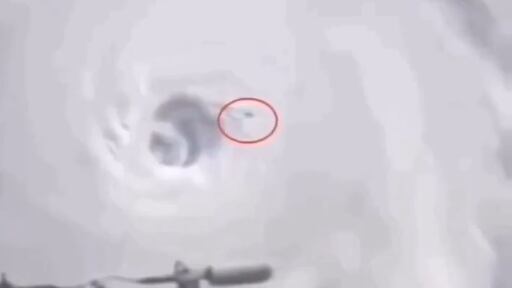 Captan un ovni en el ojo del huracán Beryl.