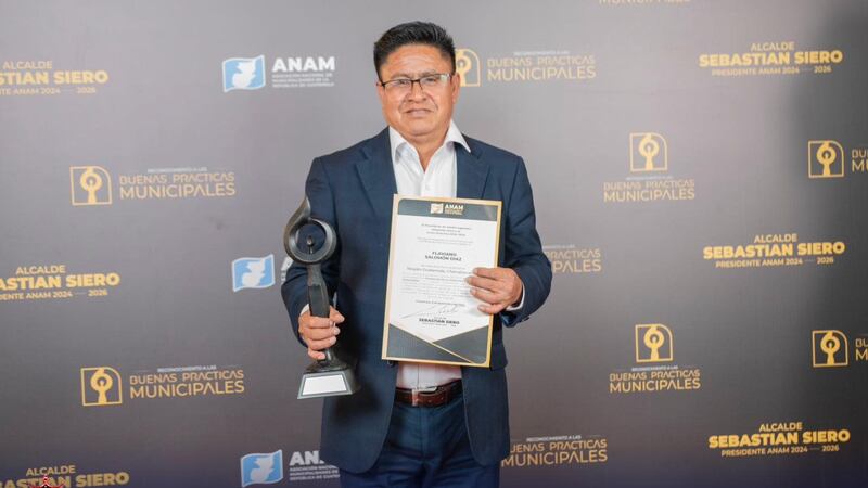 VIDEO. Alcalde de Tecpán se hace viral por desear un “feliz año 2500”