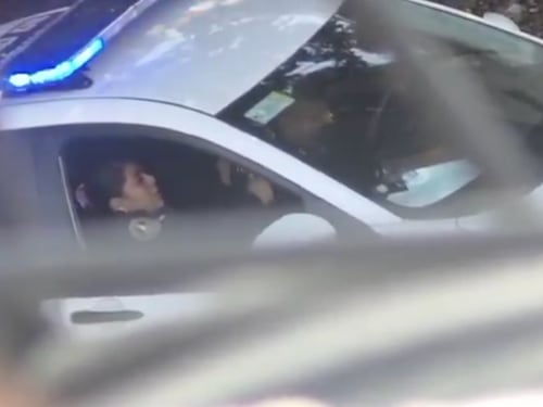 VIDEO. Captan a policías en pleno acto a bordo de una patrulla