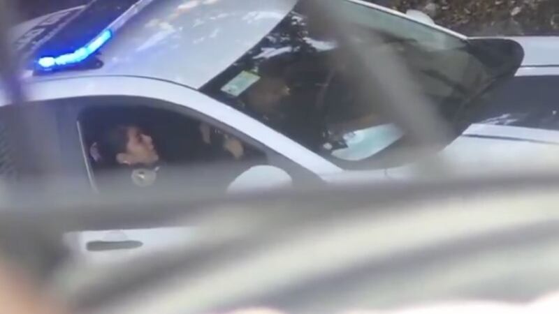VIDEO. Captan a policías en pleno acto a bordo de una patrulla