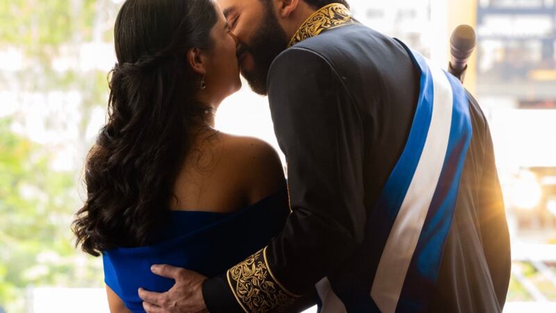 VIDEO. ¡Enamorados! Viralizan los tremendos besos que Bukele le da a su esposa en su discurso de posesión