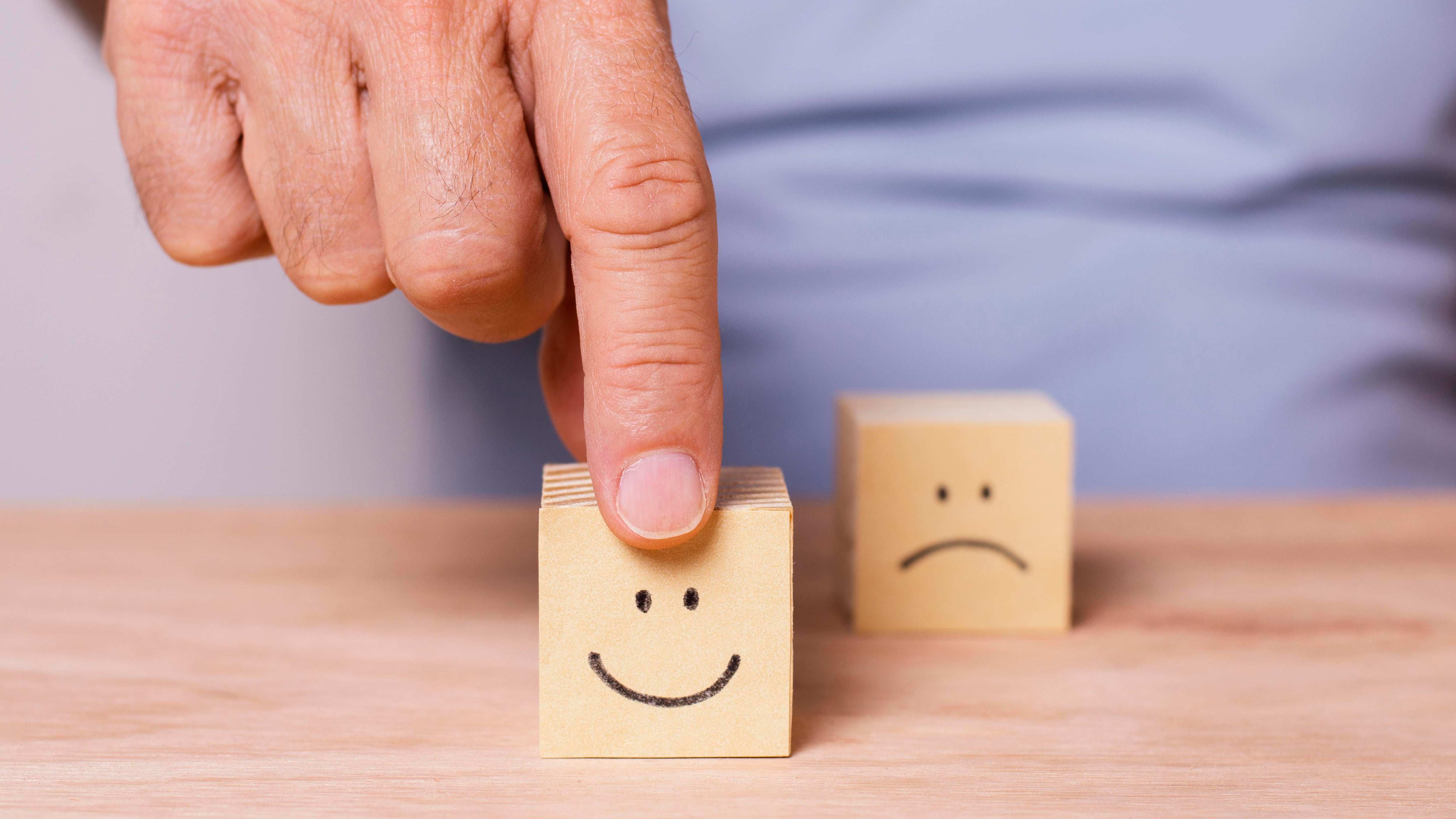 Es importante contar con un seguro de gastos médicos, un seguro de vida y un testamento para evitar un desbalance financiero e incluso problemas familiares. Foto: Freepik.