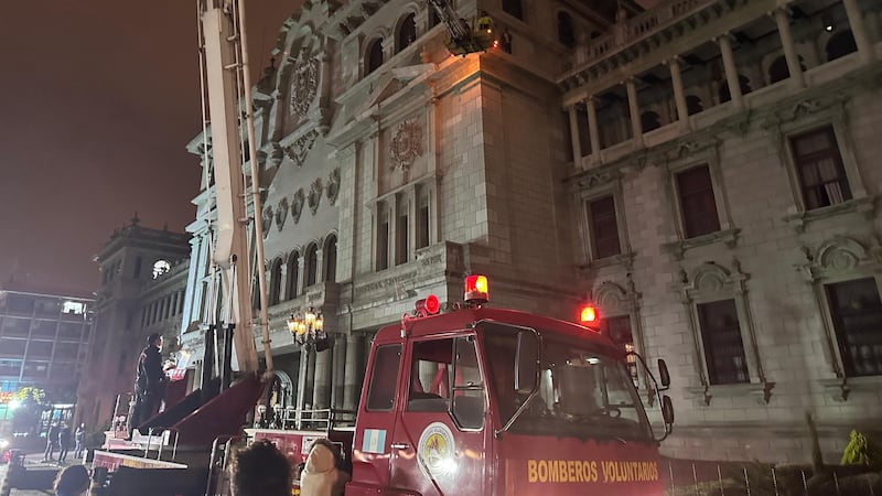 Hombre escala el Palacio Nacional de la Cultura y es rescatado por bomberos