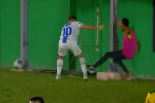 Jugador de Cobán empuja a un alcanza pelotas y termina expulsado
