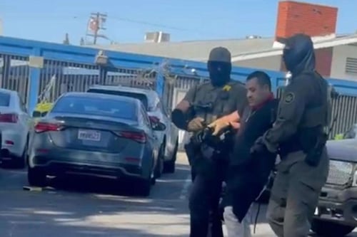 Agentes de ICE irrumpen en iglesia de Los Ángeles y deportan a miembro de la congregación