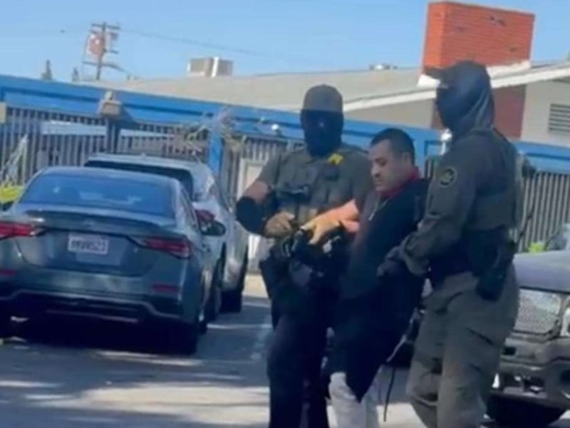 Agentes de ICE irrumpen en iglesia de Los Ángeles y deportan a miembro de la congregación