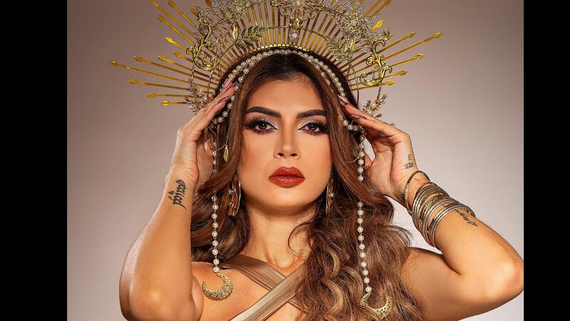 Exhiben a Kimberly Flores ignorando a su suegra durante el viaje a Argentina