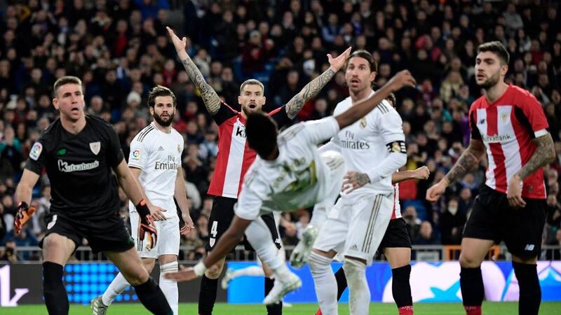 Real Madrid tropieza y deja al Barcelona como líder en solitario