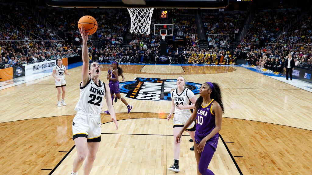 Iowa vs LSU. Caitlin Clark anota una bandeja ante la marca de Angel Reese