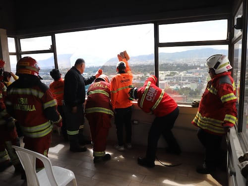Fuertes vientos desprenden vidrio de edificio en zona 10; bomberos resguardan el área
