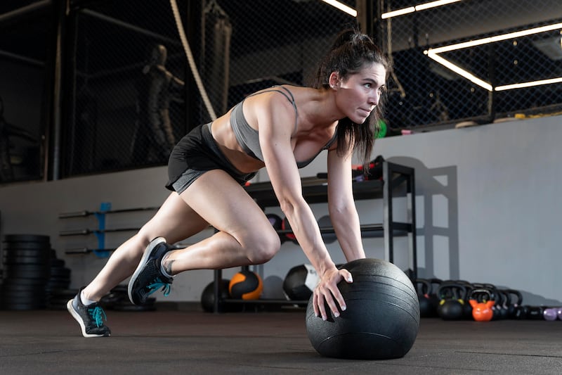 Si hay una disciplina que levanta pasiones y genera dudas … es el CrossFit. Entender qué es esta disciplina es es esencial para aprovechar al máximo este tipo de entrenamiento. Foto: Magnific.