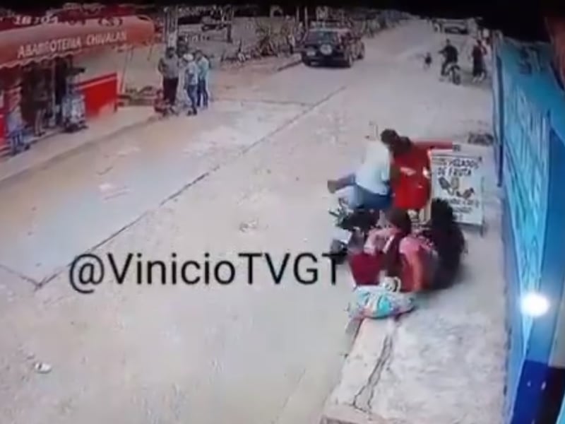 VIDEO. ¡Insólito! Motorista conduce a exceso de velocidad; mata a un perro y atropella a una mujer