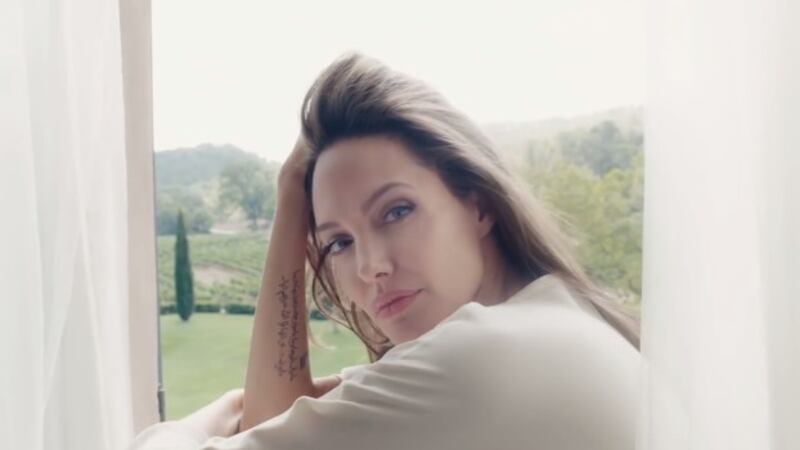 El nuevo perfume Mon Guerlain Florale está inspirado en la feminidad de Angelina Jolie