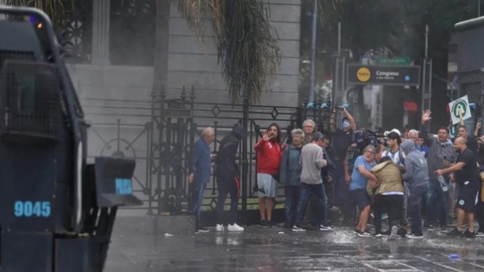 VIDEO. Mujer de la tercera edad es agredida por la policía en Argentina