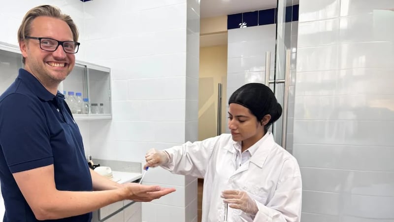 Las instalaciones de Retalhuleu incluyen instalaciones detrás de escena donde los empleados prueban los productos alimenticios y bebidas, junto con otros suministros, para garantizar su calidad y también verificar la higiene en todo el complejo. Foto: IAPAA