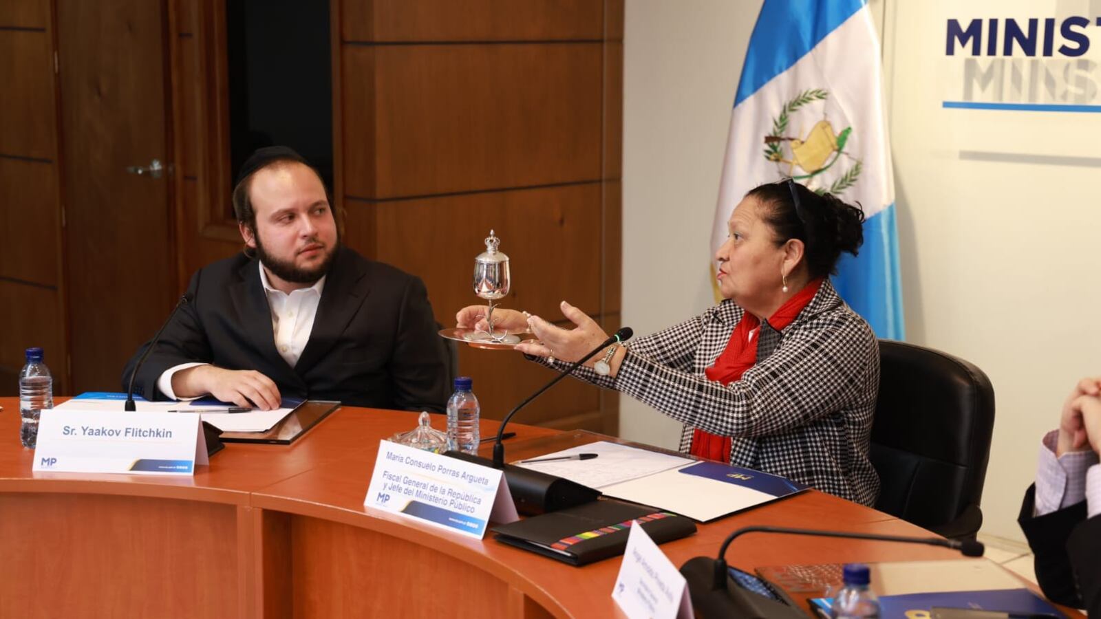Consuelo Porras recibe a miembros de la Comunidad Judía Internacional.