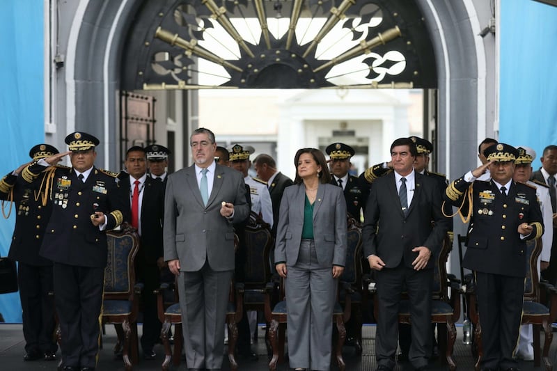 El presidente Bernardo Arévalo y la vicepresidenta Karin Herrera.