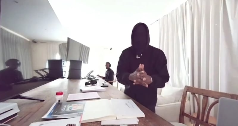 Kanye West explota en plena transmisión en vivo: “Necesito criarlos”