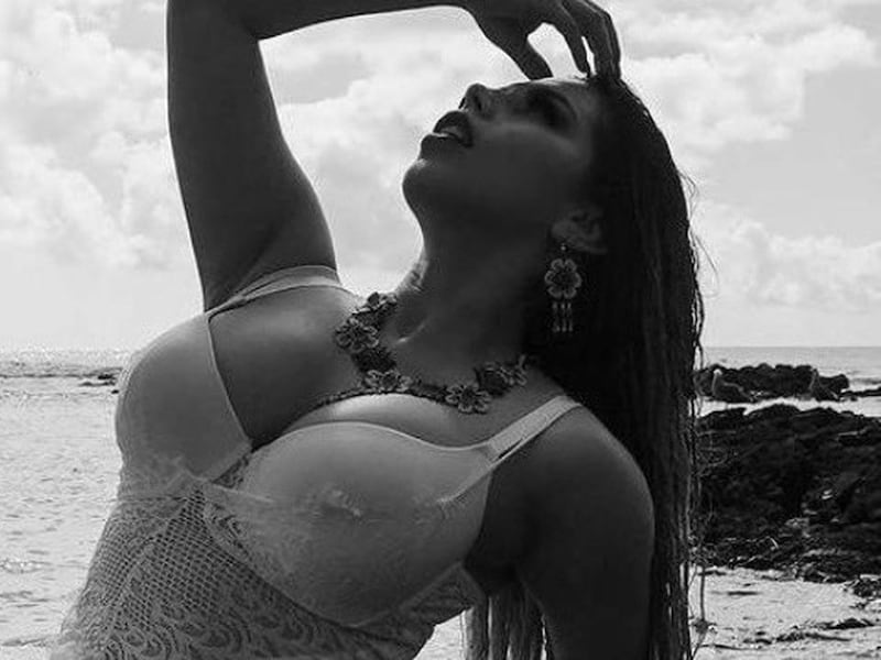 Lizbeth Rodríguez sube las piernas y por poco muestra su intimidad