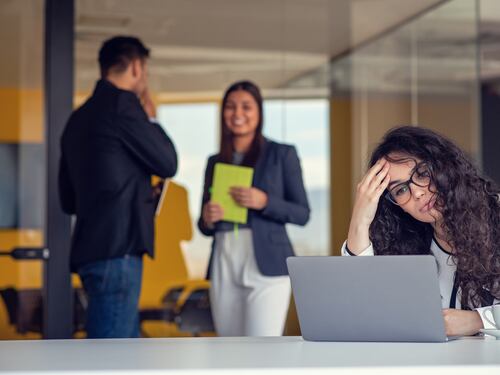 ¡Cuidado con las horas extra! Trabajar más de 11 horas diarias puede aumentar el riesgo de depresión