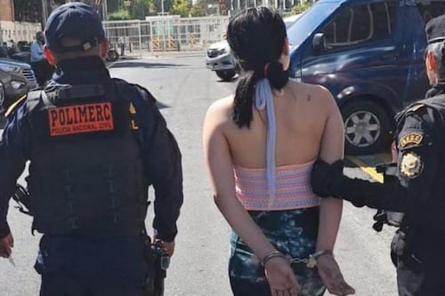 Capturan a mujer tras ingresar a hotel de zona 11 con un hombre y robarle su celular