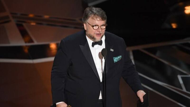 Guillermo del Toro gana Oscar a Mejor Director