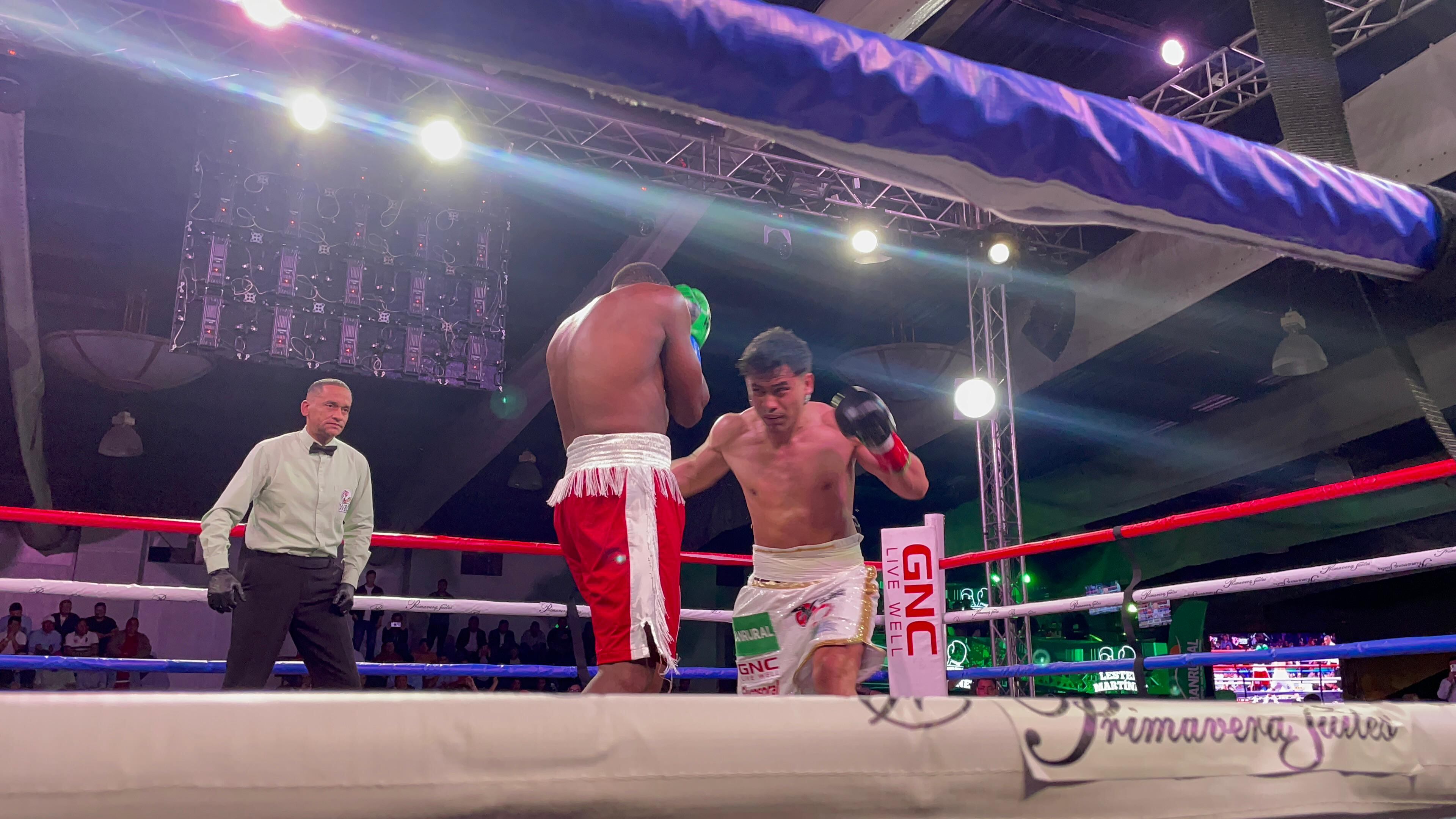 El boxeador guatemalteco venció por nocaut, en el segundo round, al colombiano Rubén Angulo.