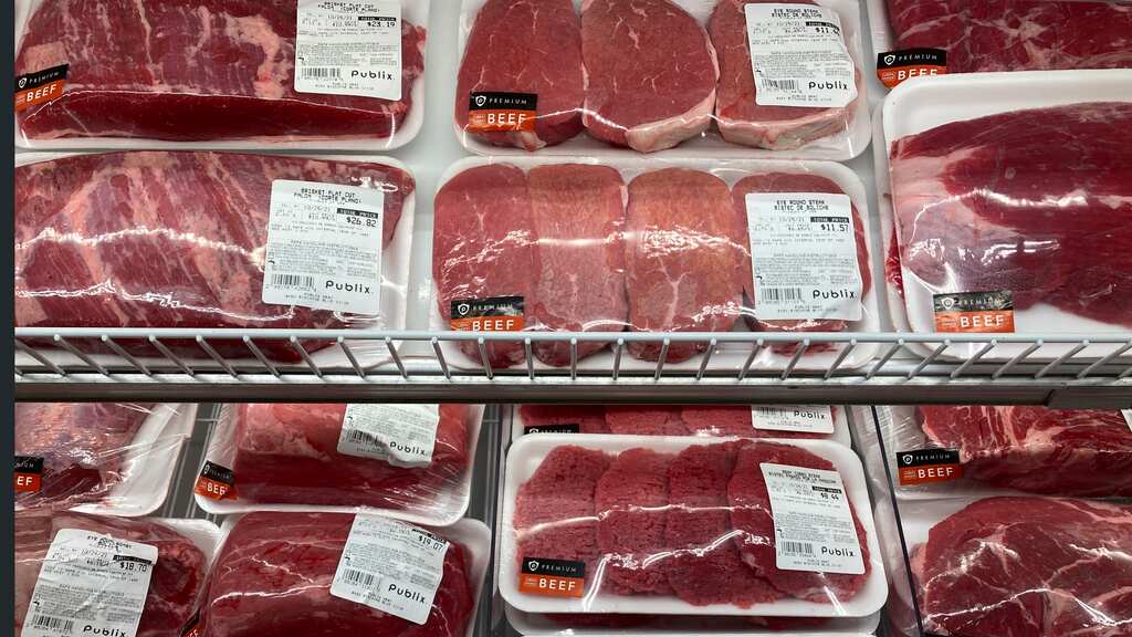 ARCHIVO - Esta fotografía del miércoles 20 de octubre de 2021 muestra una selección de cortes de carne de res en un supermercado en Miami. (AP Foto/Marta Lavandier, archivo)