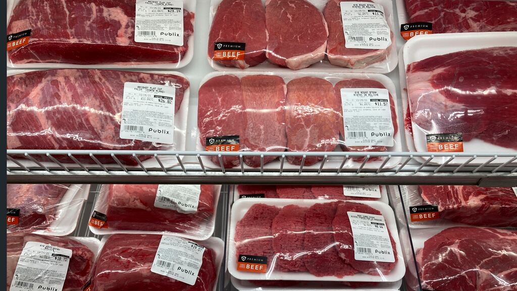 ARCHIVO - Esta fotografía del miércoles 20 de octubre de 2021 muestra una selección de cortes de carne de res en un supermercado en Miami. (AP Foto/Marta Lavandier, archivo)