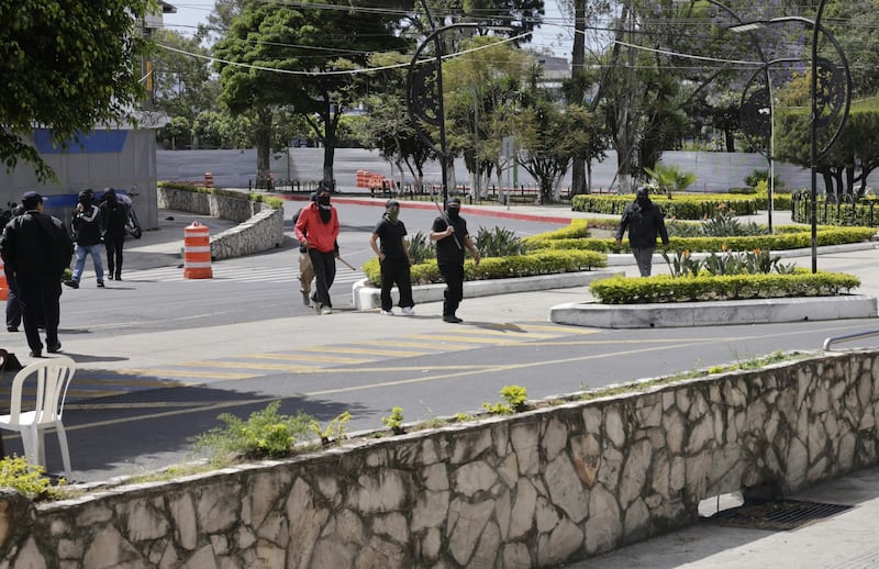 Encapuchados tomaron el campus central el 6 de abril.