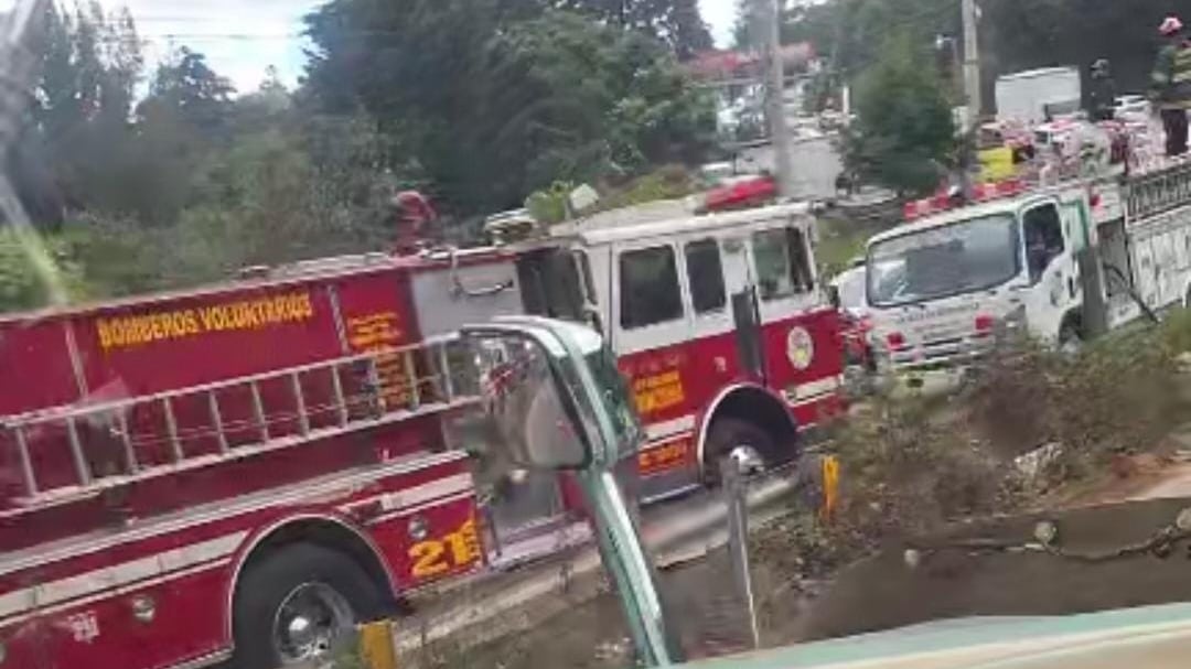 Unidades de socorro se encuentran en el lugar para controlar el incendio. Foto: RRSS