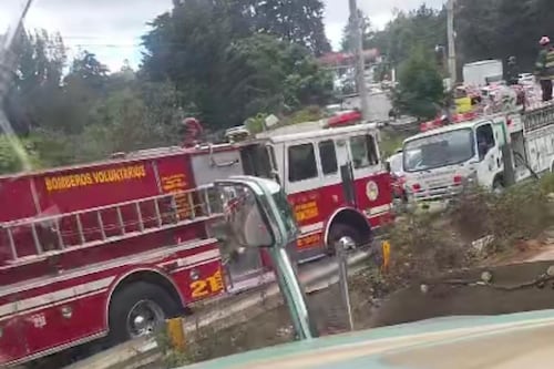 Vehículo de transporte pesado cae a barranco y se incendia en la ruta Interamericana