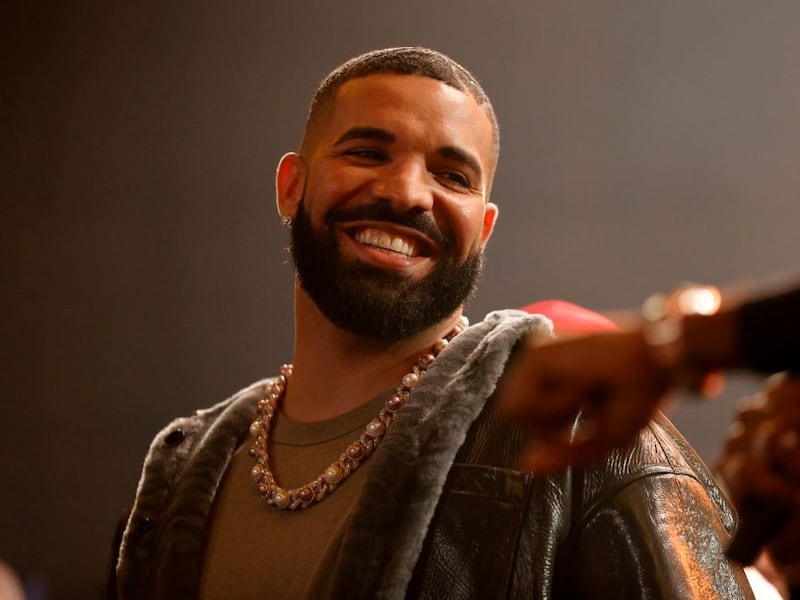 Drake arremete contra fan que le lanzó un libro en el rostro
