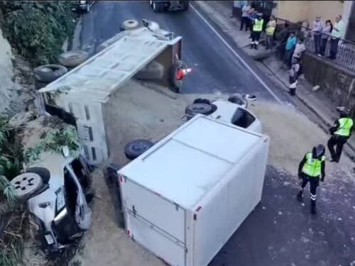 Colisión múltiple en la cuesta del Zope mantiene tránsito cerrado hacia Milpas Altas