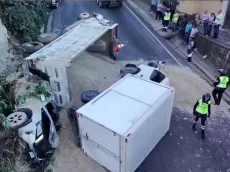 Colisión múltiple en la cuesta del Zope mantiene tránsito cerrado hacia Milpas Altas
