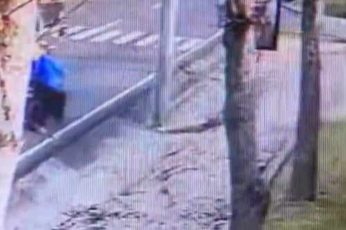 VIDEO. Cámara de vigilancia capta ataque armado contra joven trabajador en zona 16