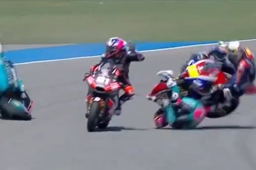 Aterradora caída de David Alonso en su debut en Moto2 en 2026: Revelaron su estado de salud