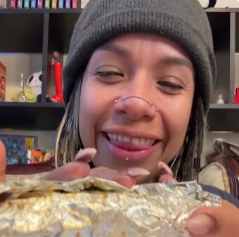 Creadora de contenido causa polémica al comer tamal guatemalteco "con todo y hoja