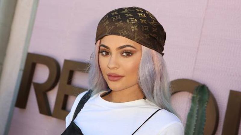 FOTOS. Kylie Jenner presume su pequeña cintura y nuevo look tras convertirse en madre