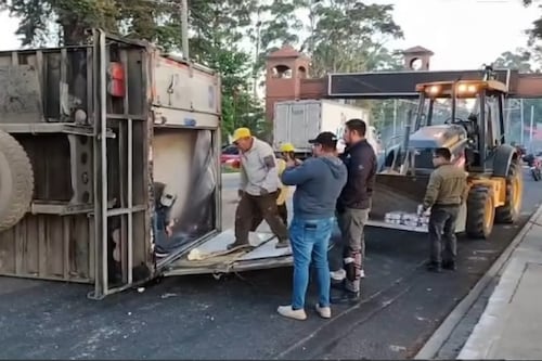 Video: Así fue la movilización del camión volcado este sábado en el Km.15 de Carretera a El Salvador