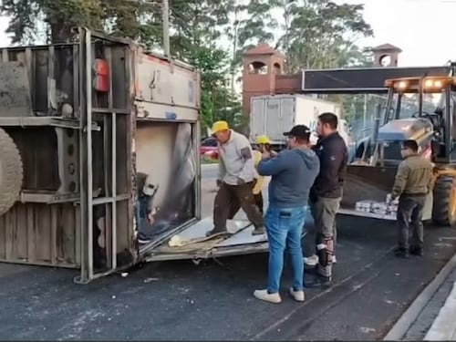 Video: Así fue la movilización del camión volcado este sábado en el Km.15 de Carretera a El Salvador
