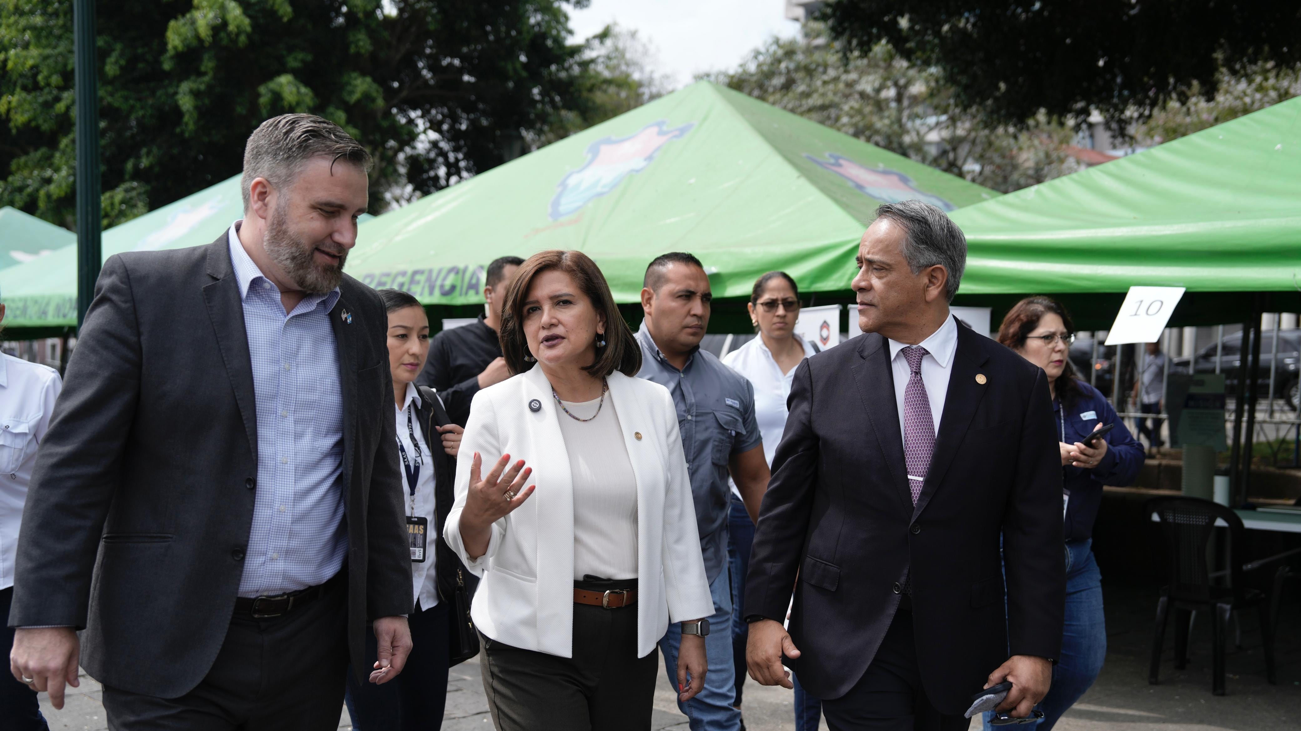 La vicepresidenta Karin Herrera, junto con el embajador de Estados Unidos Tobin Bradley.