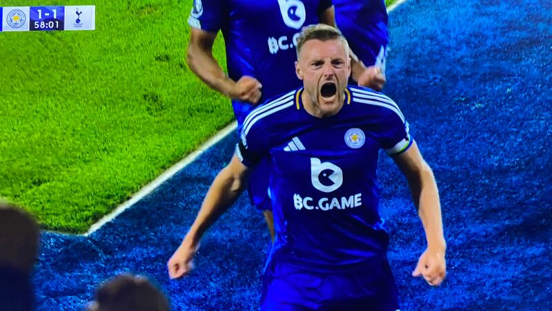 VIDEO. Jamie Vardy recuerda que tiene una Premier League a las gradas del Tottenham