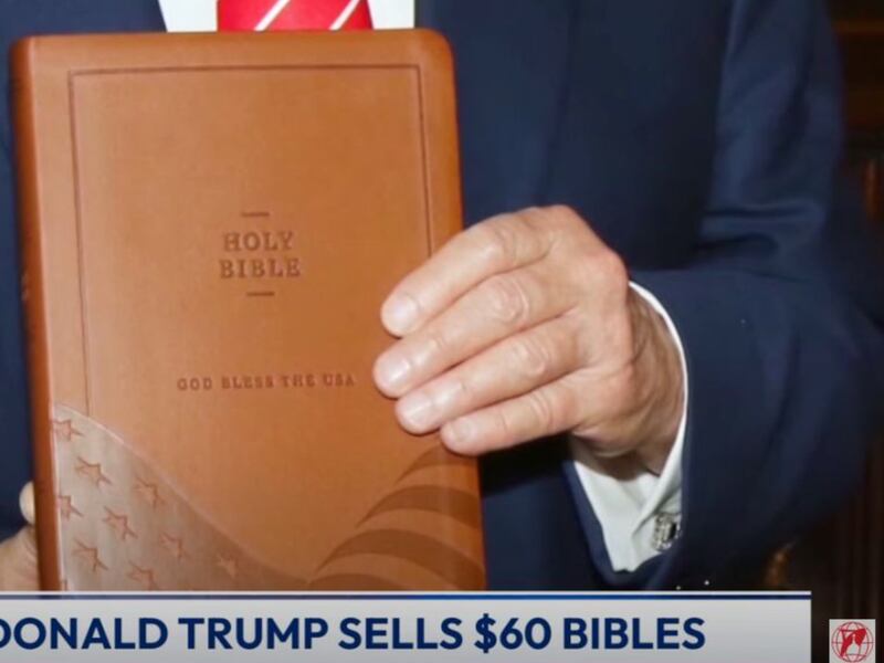 ¿Por qué la ‘Biblia’ de Trump está molestando a algunos cristianos?