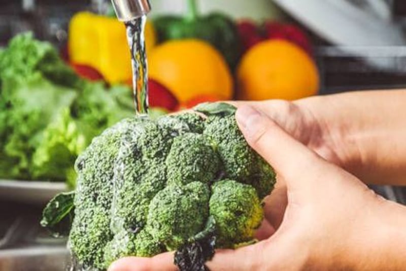 ¡Tu salud empieza con la limpieza!
Lavar bien frutas, verduras y mantener la higiene en la cocina es clave para evitar bacterias como salmonella o E. coli.