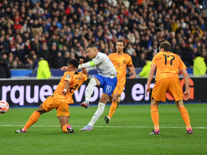 Kylian Mbappé se luce en la goleada de Francia ante Países Bajos