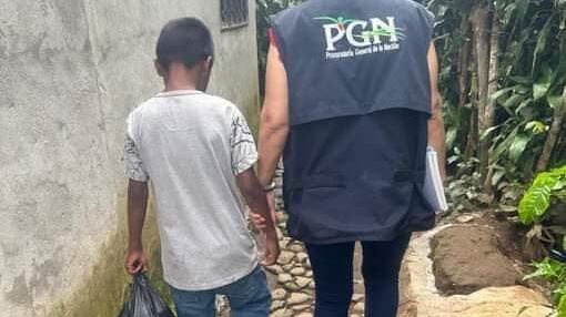 Menor con las manos quemadas.