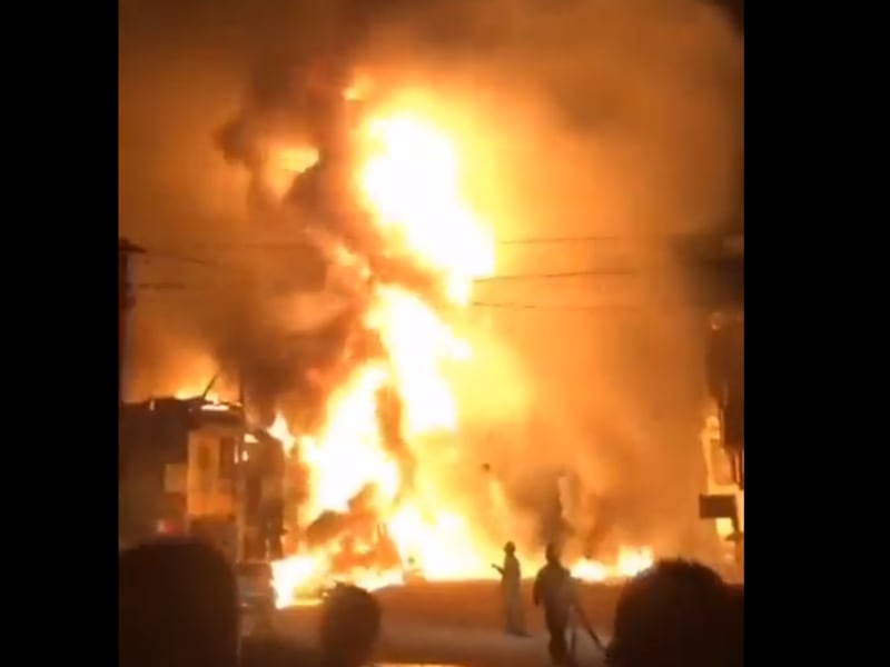 VIDEO. Fuerte explosión de camión cisterna deja más de 60 muertos