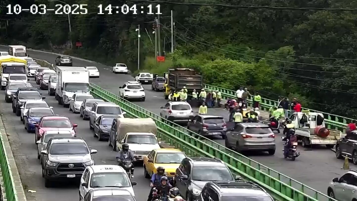Trabajos de recapeo en puente San Cristóbal, jurisdicción de Mixco al occidente carril derecho.